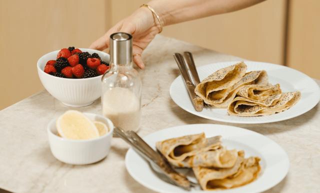 Crêpe med lemoncurd och vallmofrön