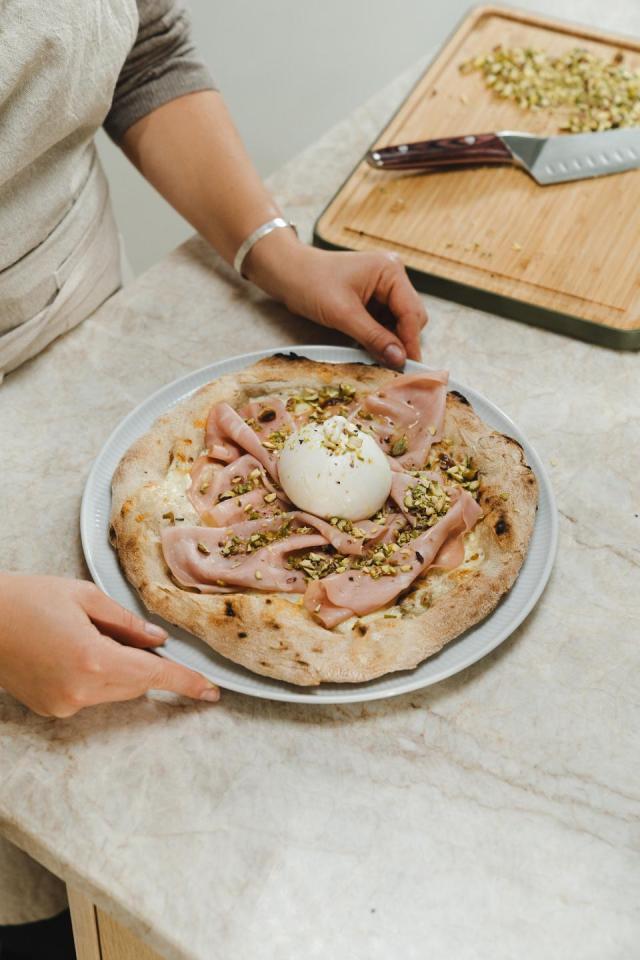 Pizza med mortadella og pistasj