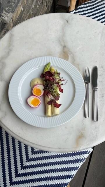 Beetroot-marinated eggs with asparagus and fresh salad